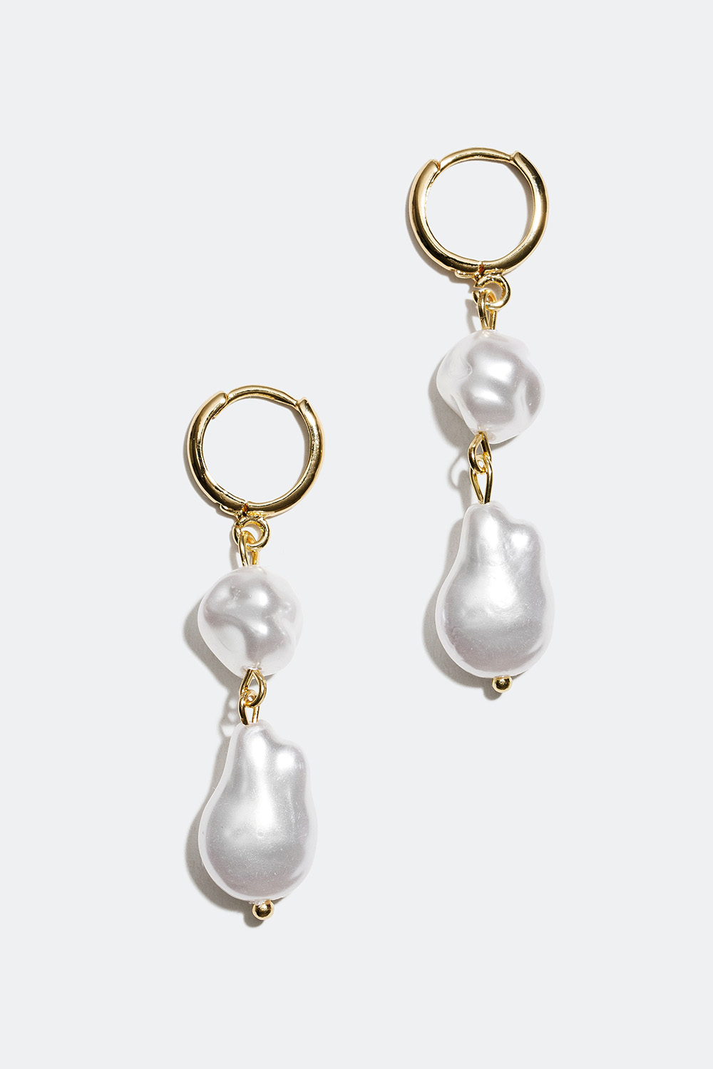 Små guldfarvede hoops med to perler i gruppen Smykker / Øreringe / Hoops hos Glitter (253003593102)