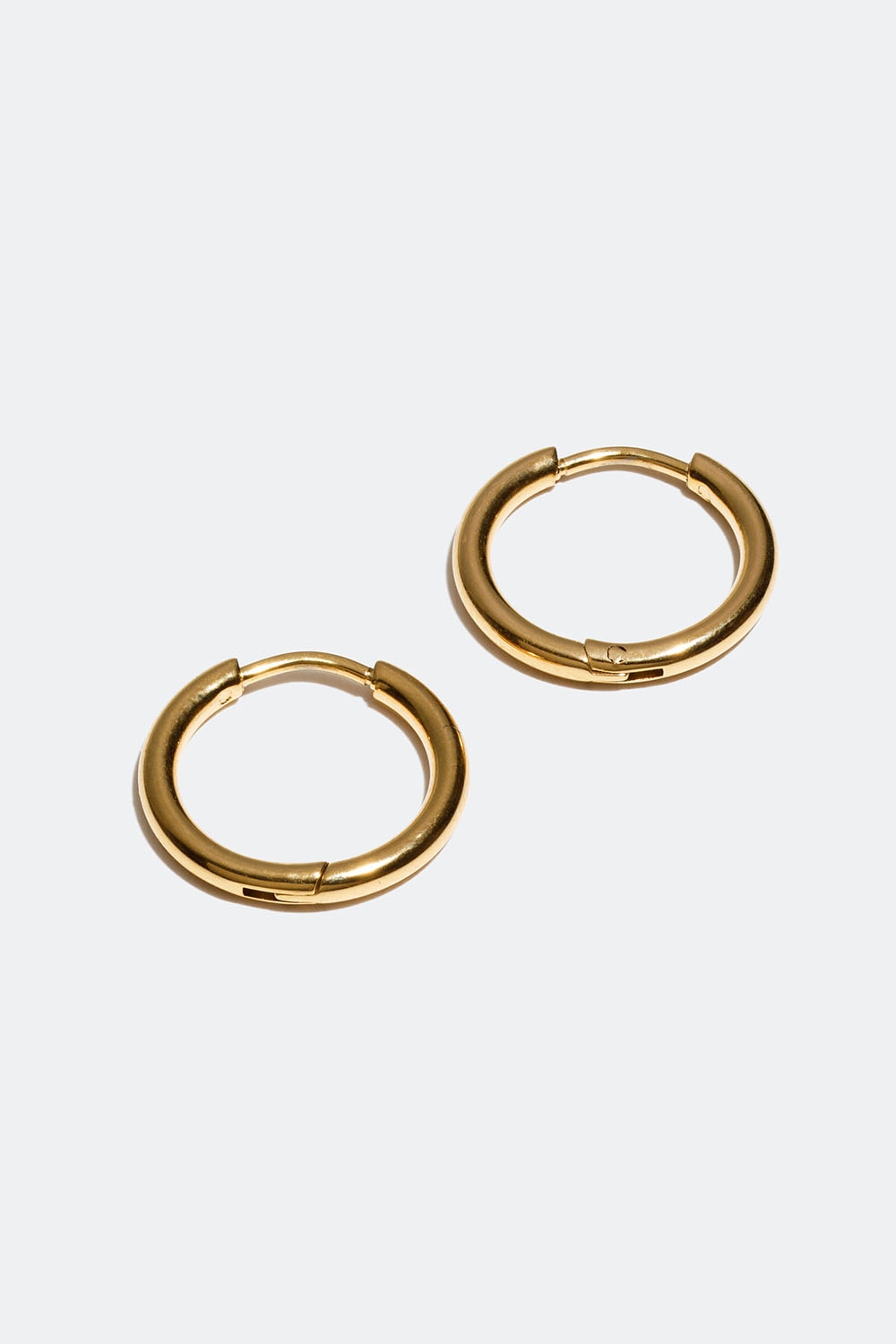 Smalle hoops i stål med 18k guld i gruppen Smykker / Øreringe / Hoops / Klassiske hoops hos Glitter (253004372002)