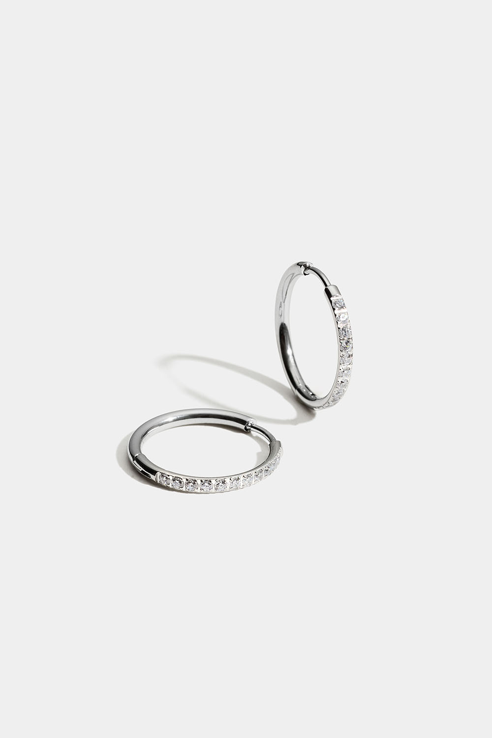 Hoops i stål med cubic zirconia i gruppen Stål / Øreringe i stål hos Glitter (253004441601)