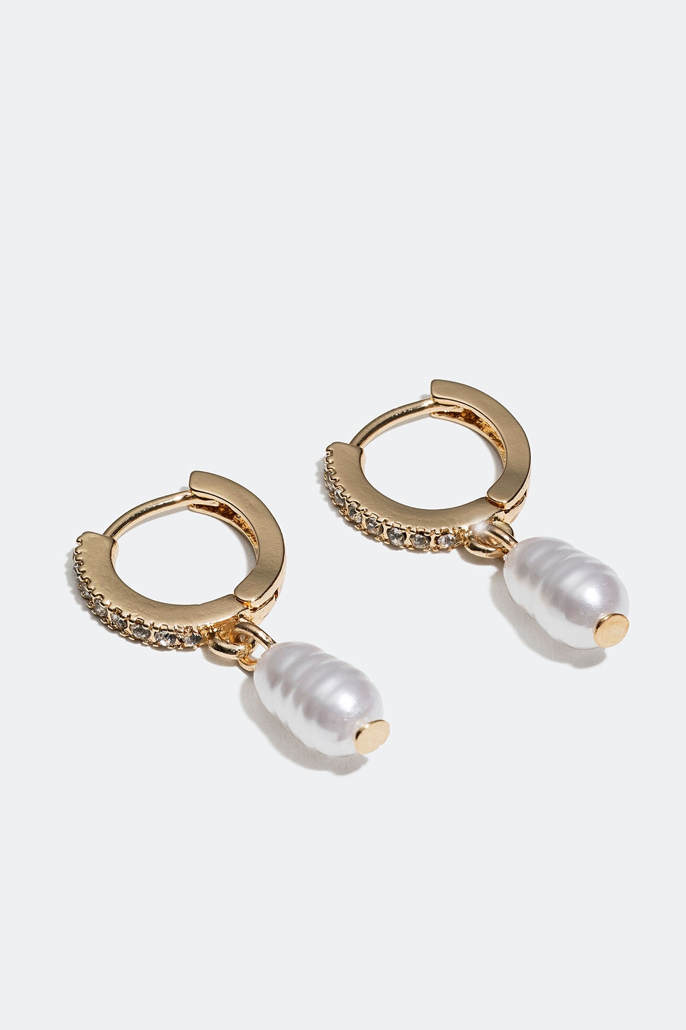 Små guldfarvede hoops med glassten og perler i gruppen Smykker / Øreringe / Hoops / Hoops med vedhæng hos Glitter (253005592002)