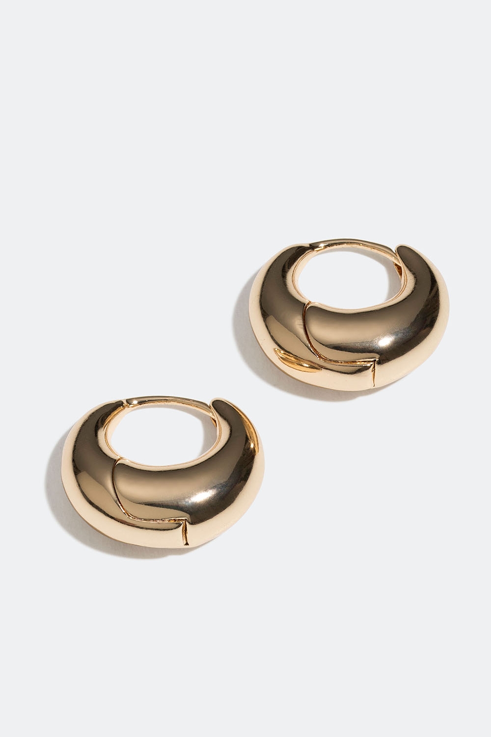 Små guldfarvede hoops i et chunky design i gruppen Smykker / Øreringe / Hoops / Klassiske hoops hos Glitter (253005662002)