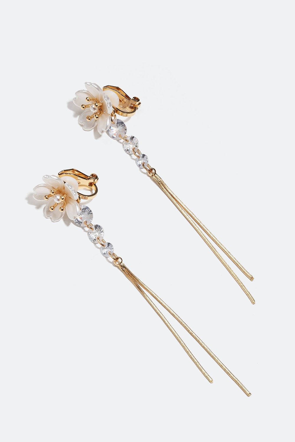Guldfarvede clips-øreringe med hvide blomster i gruppen Smykker / Øreringe / Clips øreringe hos Glitter (253006602002)