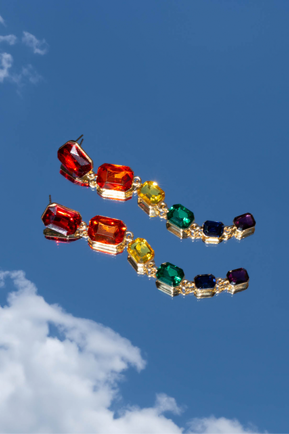 Lange øreringe med store glassten i regnbuens farver i gruppen Smykker / Øreringe hos Glitter (253006869902)