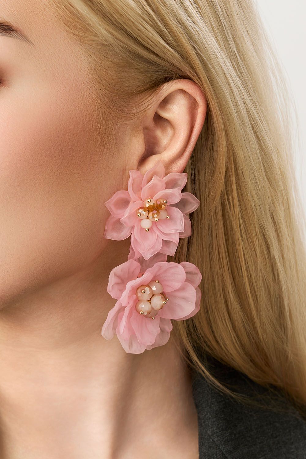 Lyserøde øreringe med store sommerblomster i gruppen Smykker / Øreringe hos Glitter (253008915002)