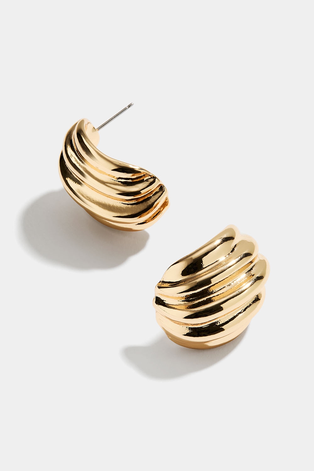 Brede, riflede hoops, guldfarvede i gruppen Smykker / Øreringe / Hoops hos Glitter (253009032002)
