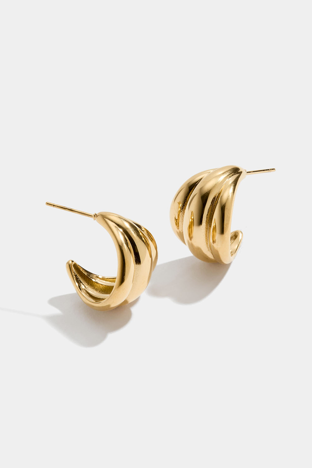 Kraftige, rillede hoops i stål med 18 karat guld i gruppen Stål / Øreringe i stål hos Glitter (253009142002)