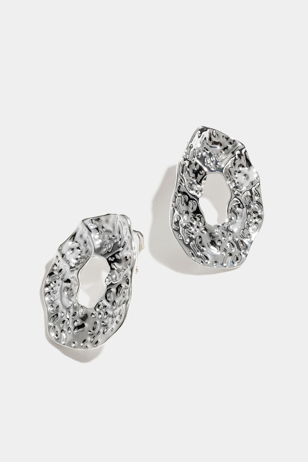 Ovale clips-øreringe med hamret overflade i gruppen Smykker / Øreringe / Clips øreringe hos Glitter (253009432001)