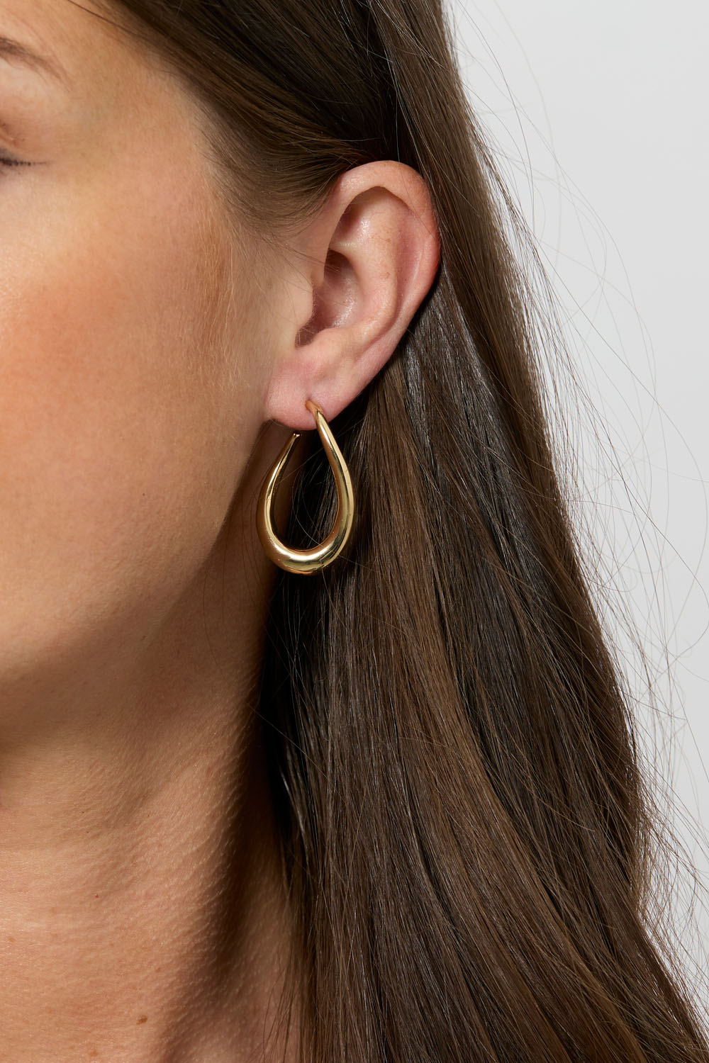 Guldfarvede hoops med bølget form i gruppen Smykker / Øreringe / Hoops hos Glitter (253009512002)