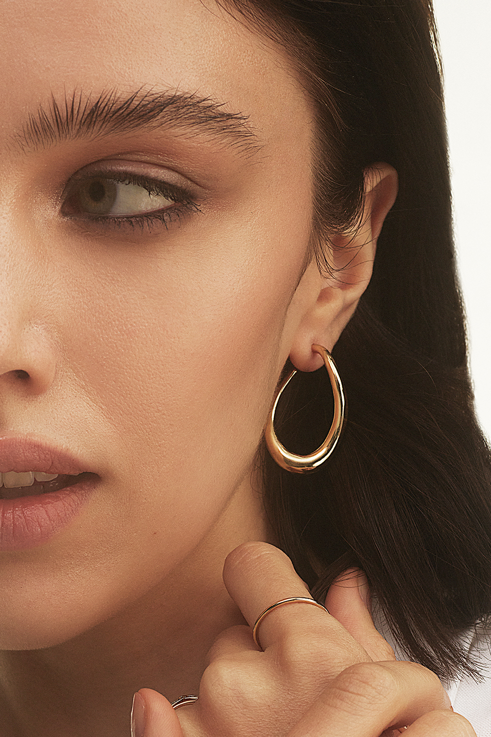 Guldfarvede hoops med bølget form i gruppen Smykker / Øreringe / Hoops hos Glitter (253009512002)
