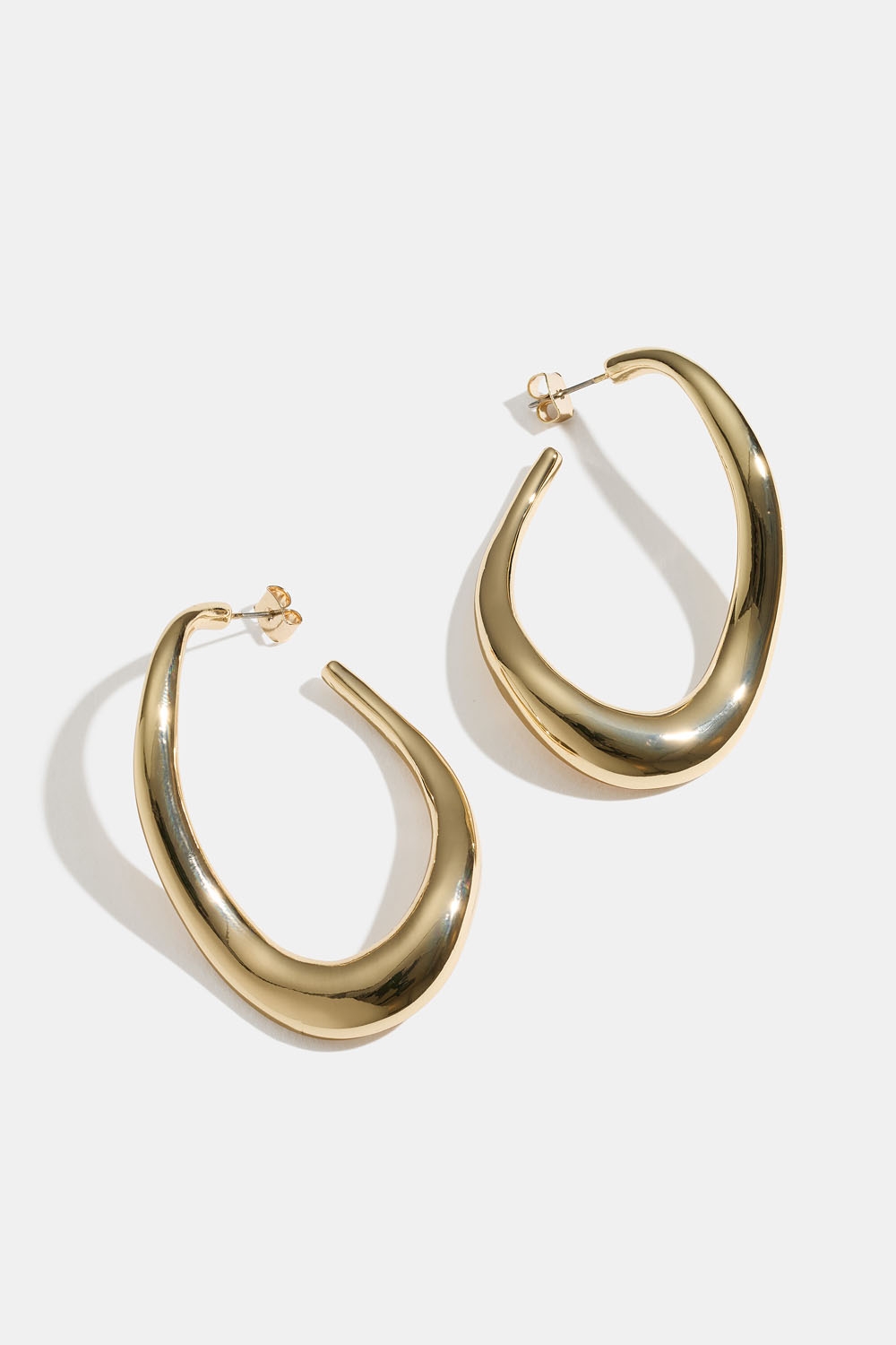 Store, guldfarvede hoops med bølget form i gruppen Smykker / Øreringe / Hoops hos Glitter (253009522002)