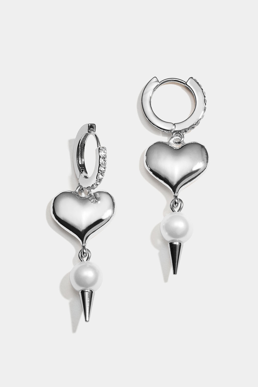 Hoops med hjerte, perle og nitte i gruppen Smykker / Øreringe / Hoops / Hoops med vedhæng hos Glitter (253010031001)