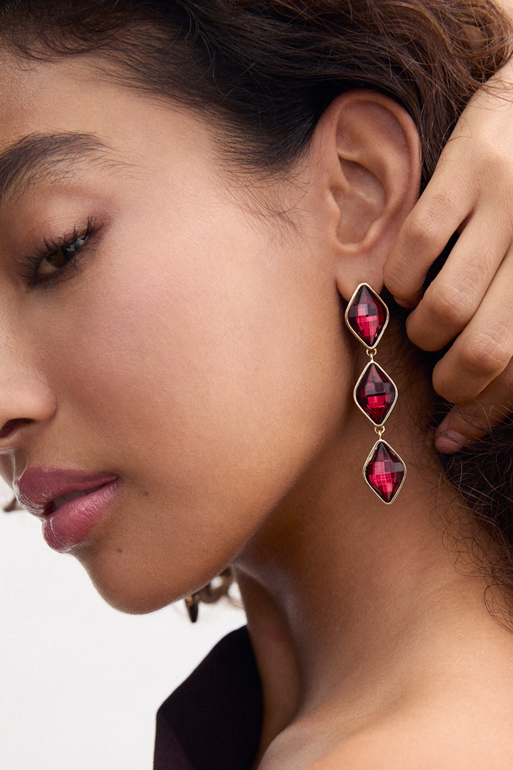 Øreringe med bordeaux glassten i diamantform i gruppen Store week / hos Glitter (253010046302)