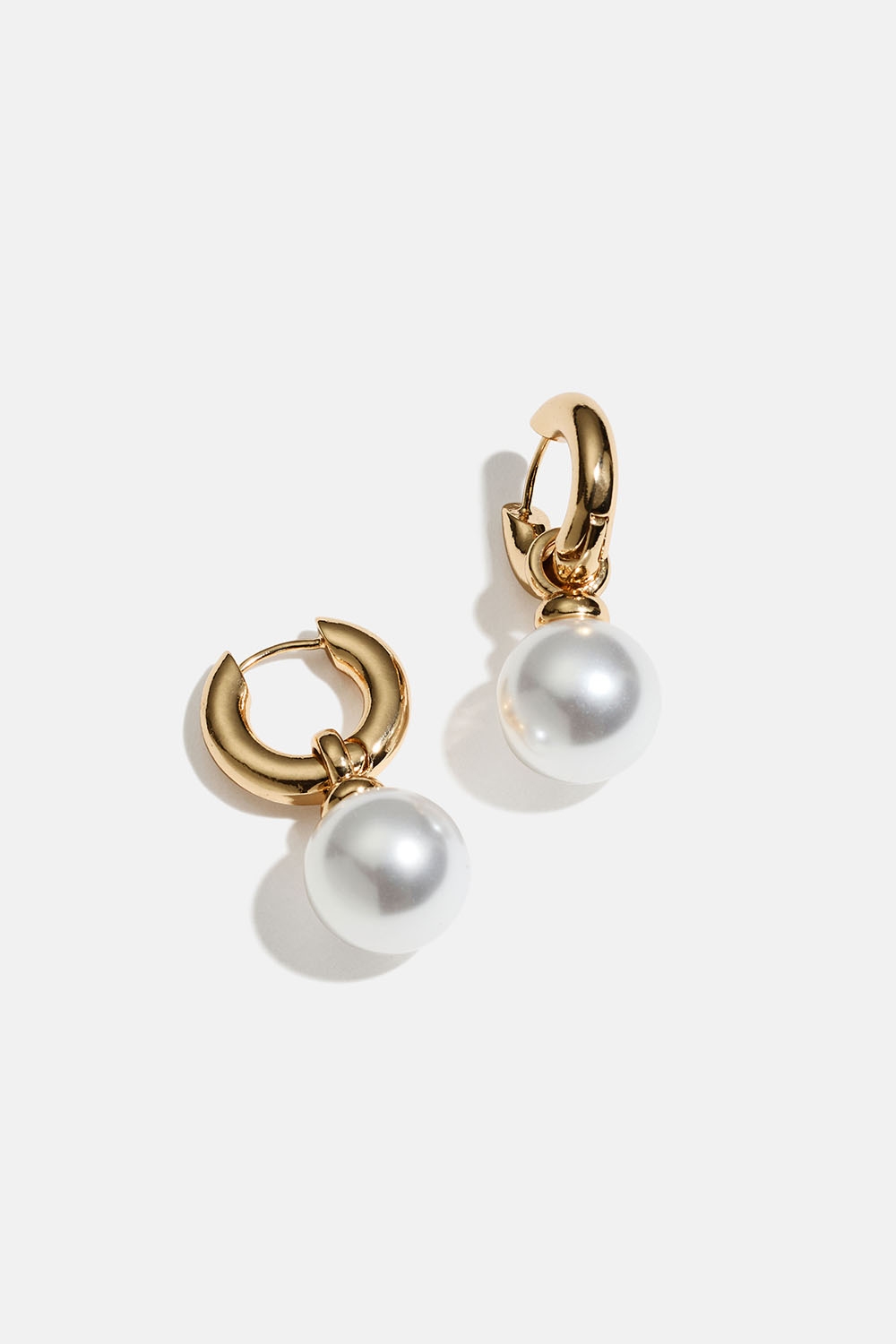 Guldfarvede chunky hoops med stor rund perle i gruppen Smykker / Øreringe / Hoops / Hoops med vedhæng hos Glitter (253010202002)