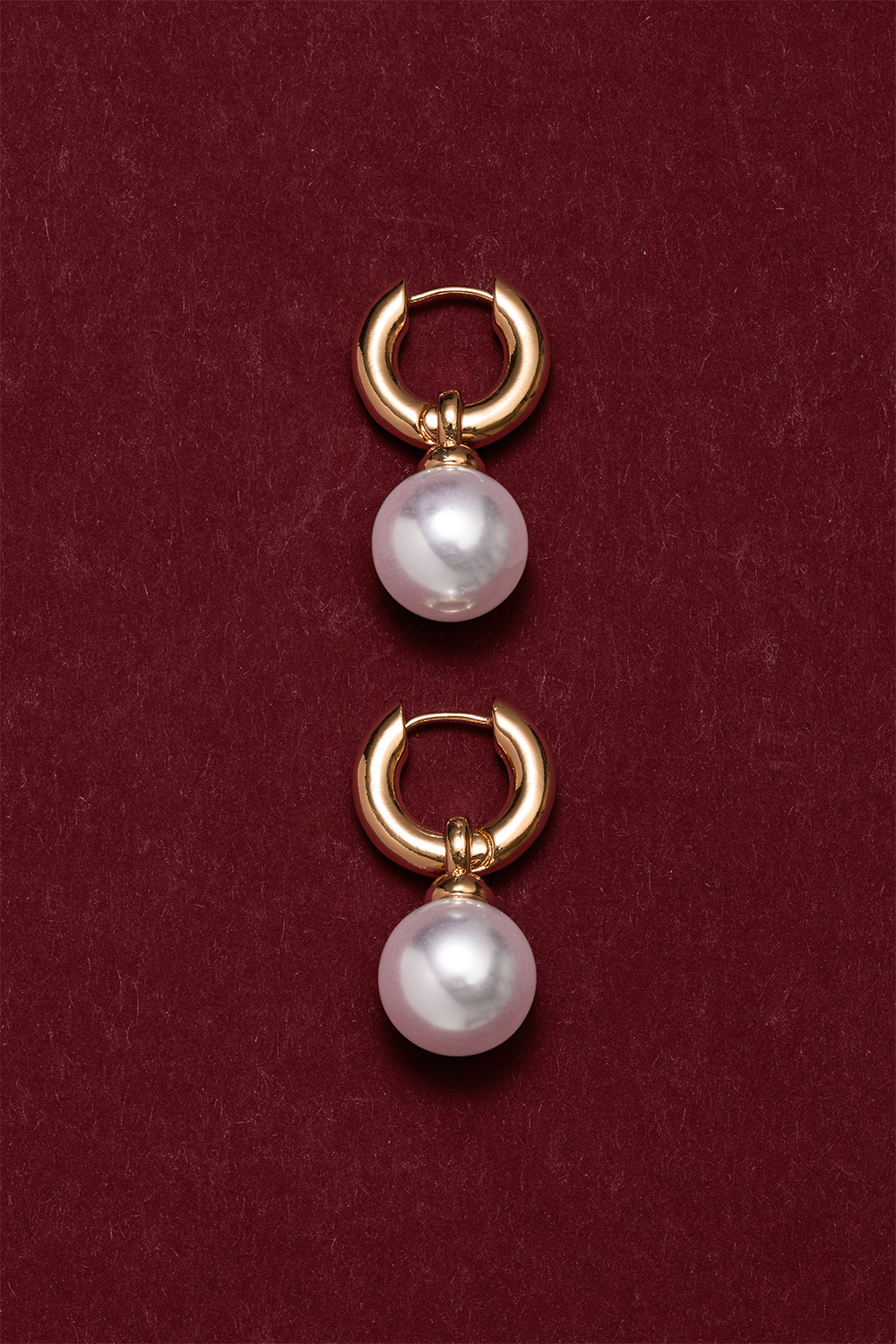 Guldfarvede chunky hoops med stor rund perle i gruppen Smykker / Øreringe / Hoops / Hoops med vedhæng hos Glitter (253010202002)