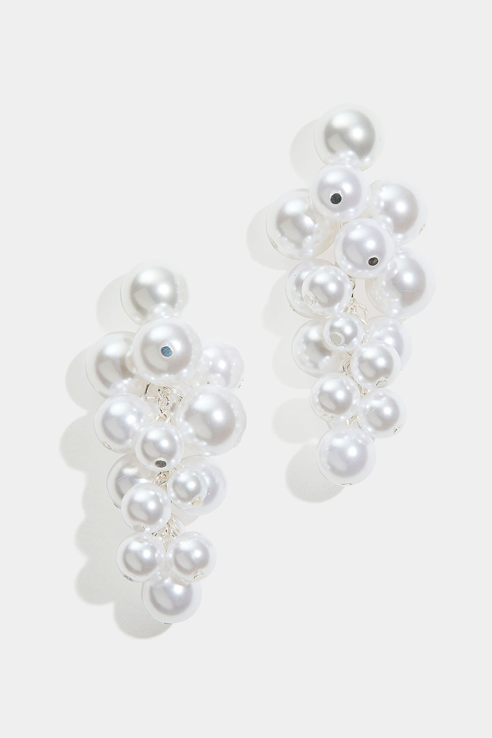 Store øreringe med hvide perler i gruppen Store week / hos Glitter (253010371001)