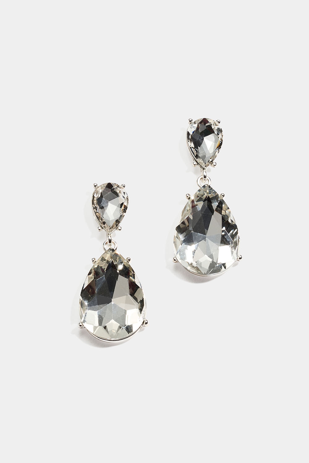 Øreringe med hvide dråbeformede glassten i gruppen Smykker / Øreringe / Similiøreringe hos Glitter (253010390201)