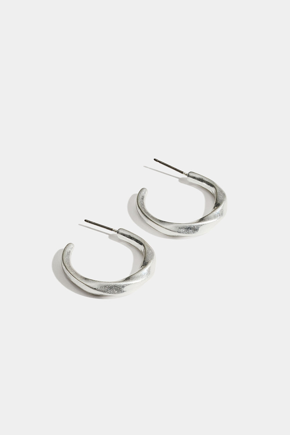 Snurrende hoops i børstet metal i gruppen Smykker / Øreringe / Hoops hos Glitter (253010471001)