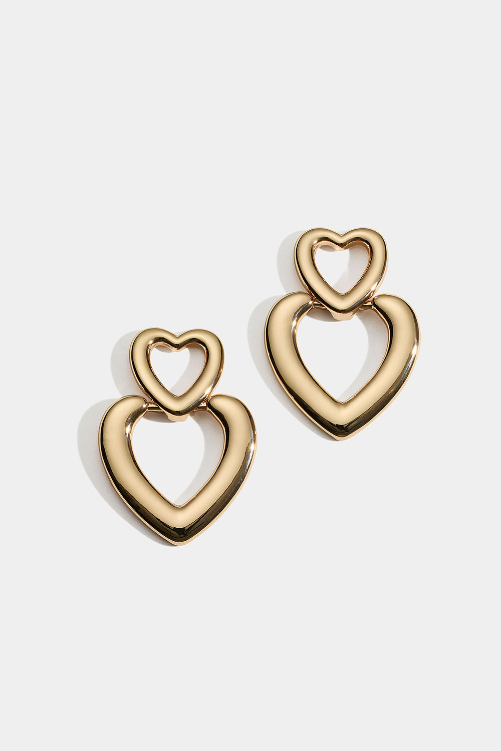 Guldfarvede øreringe med to hjerter i gruppen Smykker / Øreringe hos Glitter (253010532002)