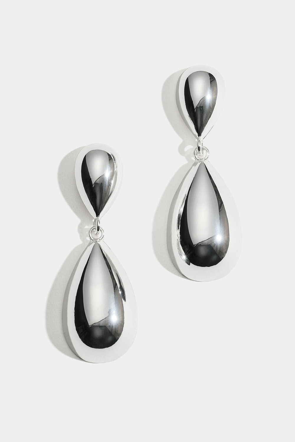 Øreringe med store dråbeformede vedhæng i gruppen Smykker / Øreringe hos Glitter (253010571001)