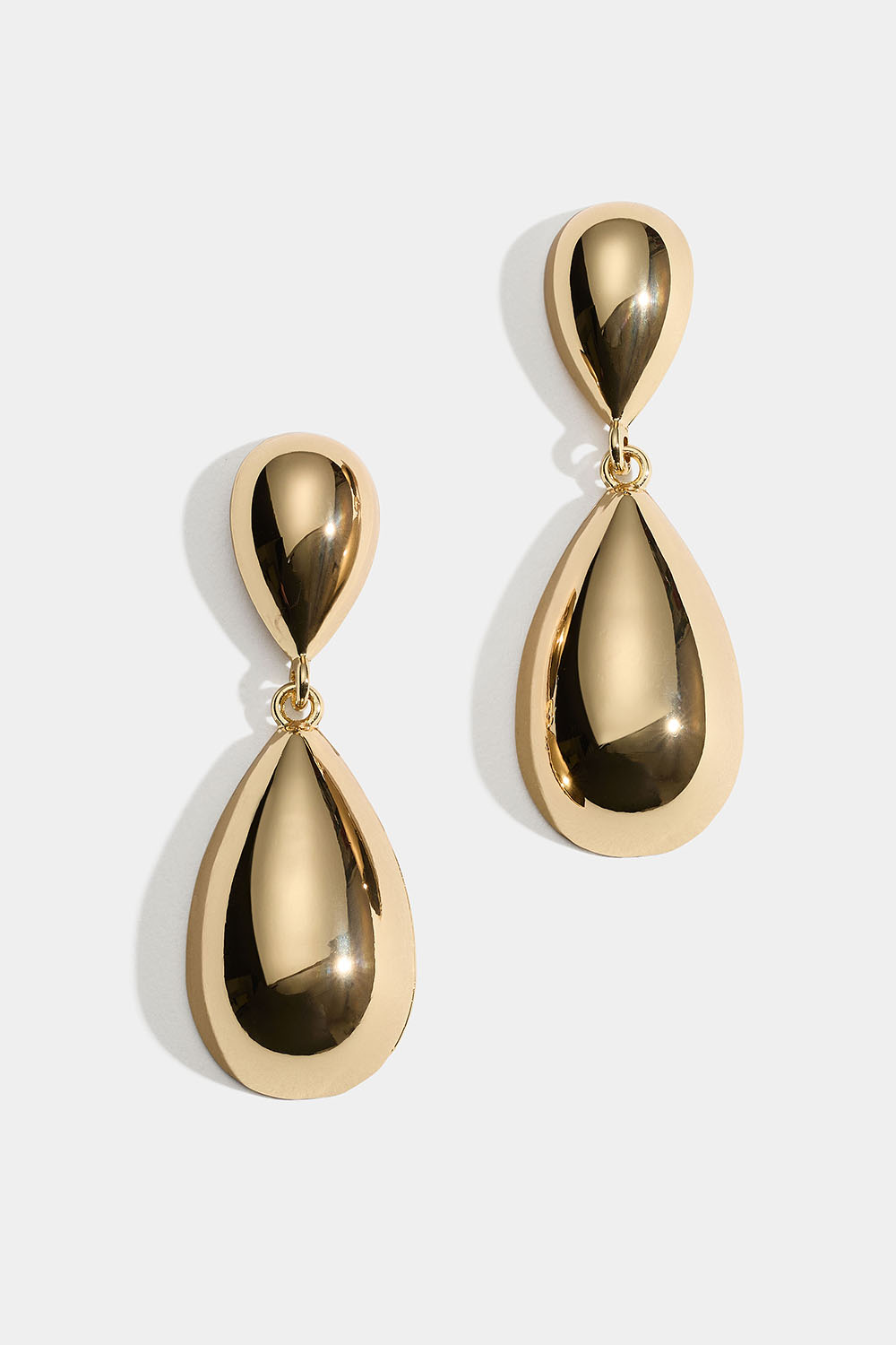 Guldfarvede øreringe med store dråbeformede vedhæng i gruppen Store week / hos Glitter (253010572002)
