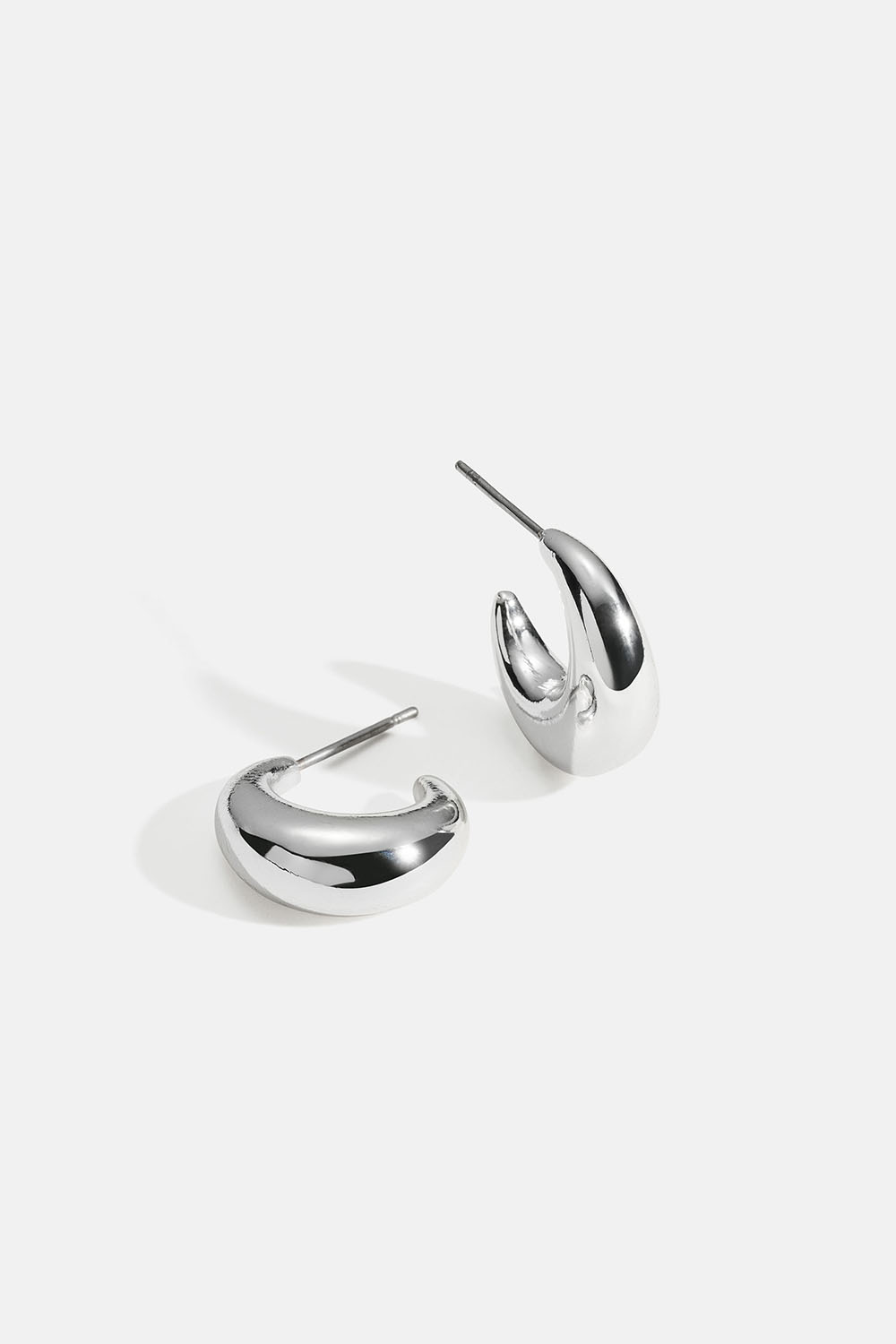 Små hoops i afrundet design i gruppen Smykker / Øreringe / Hoops hos Glitter (253010581001)