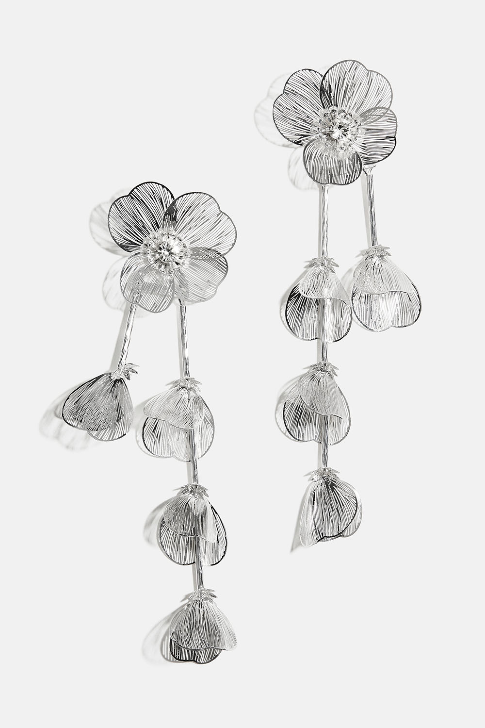 Store øreringe med blomster og hængende blomsterblad i gruppen Smykker / Øreringe hos Glitter (253010721001)