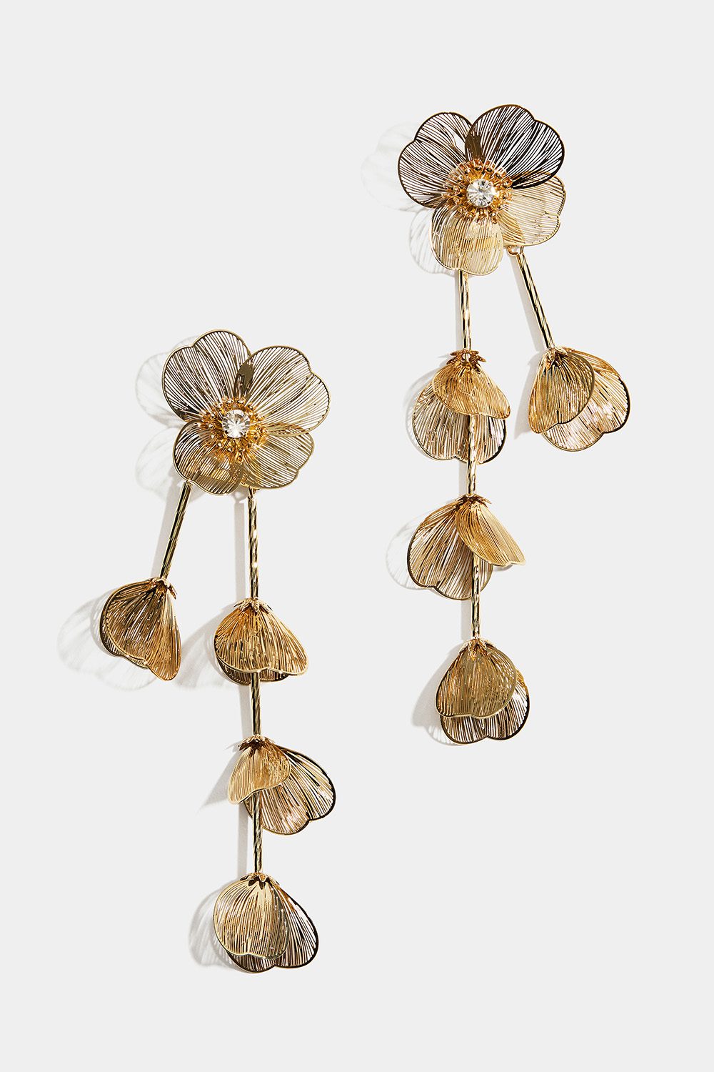 Store guldfarvede øreringe med blomster og hængende blomsterblad i gruppen Smykker / Øreringe hos Glitter (253010722002)