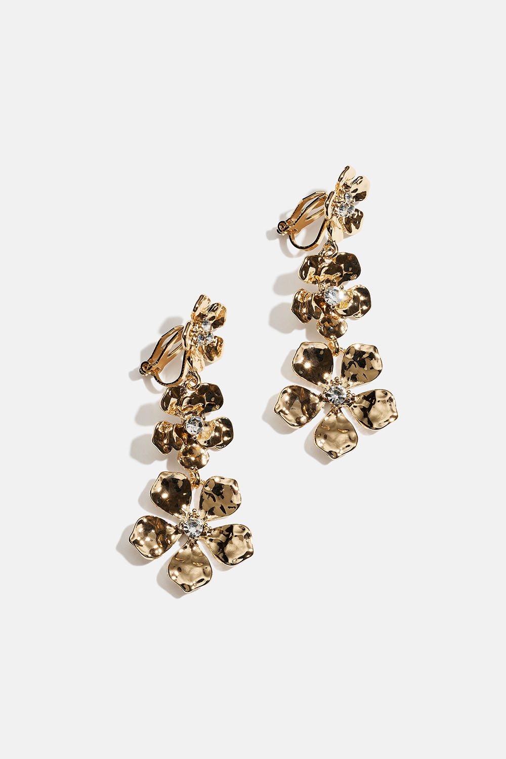 Lange guldfarvede klipsøreringe med blomster og glassten i gruppen Smykker / Øreringe / Clips øreringe hos Glitter (253010902002)