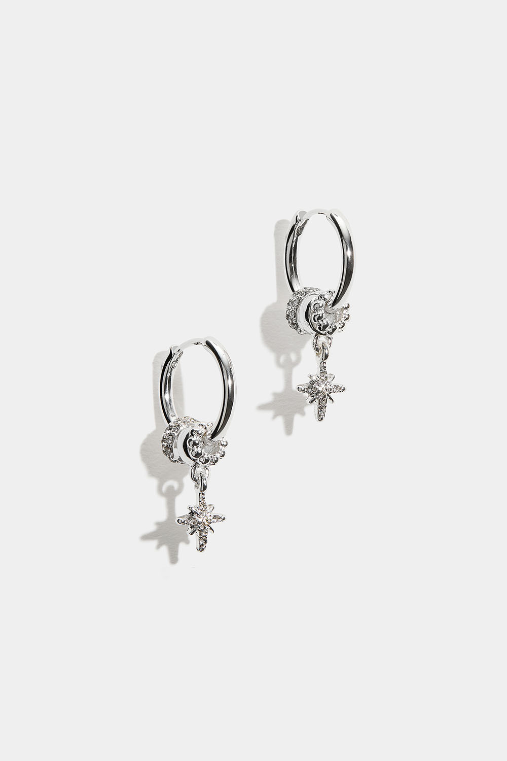 Øreringe med runde vedhæng og stjerner i gruppen Smykker / Øreringe / Hoops / Hoops med vedhæng hos Glitter (253010911001)