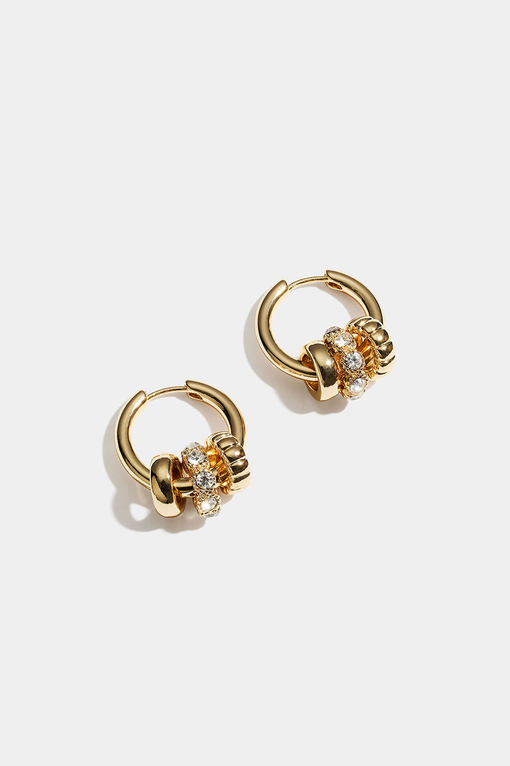 Guldfarvede hoops med runde vedhæng og glassten i gruppen Smykker / Øreringe / Hoops / Hoops med vedhæng hos Glitter (253011112002)