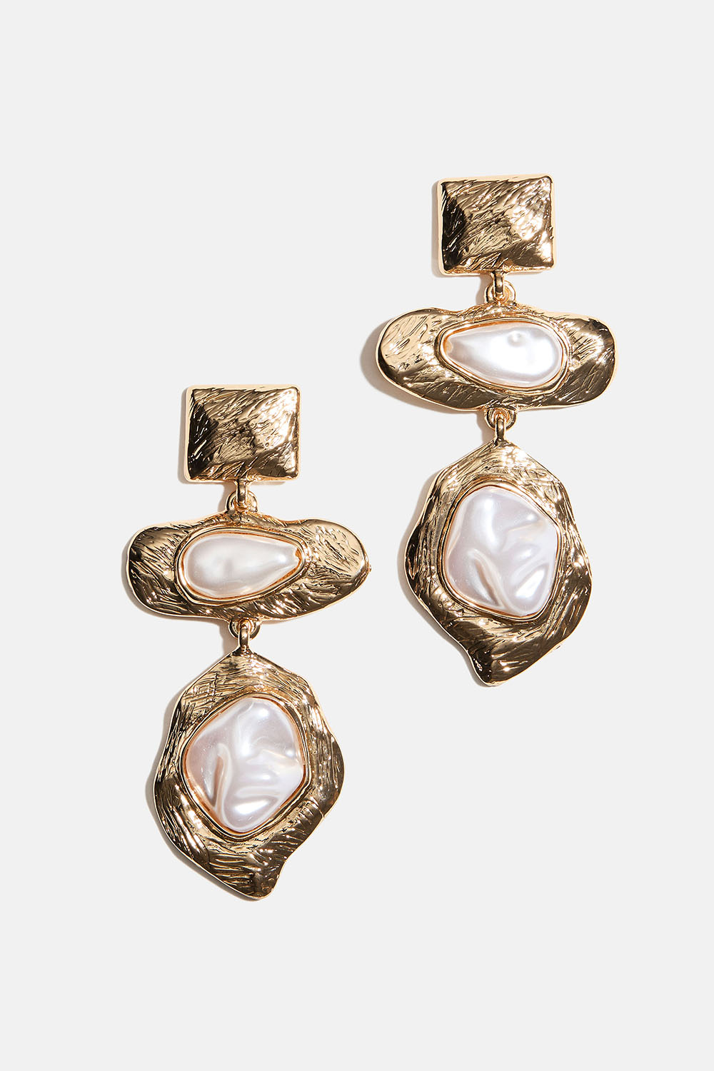 Guldfarvede øreringe med hvide perler i organiske former i gruppen Smykker / Øreringe hos Glitter (253011282002)