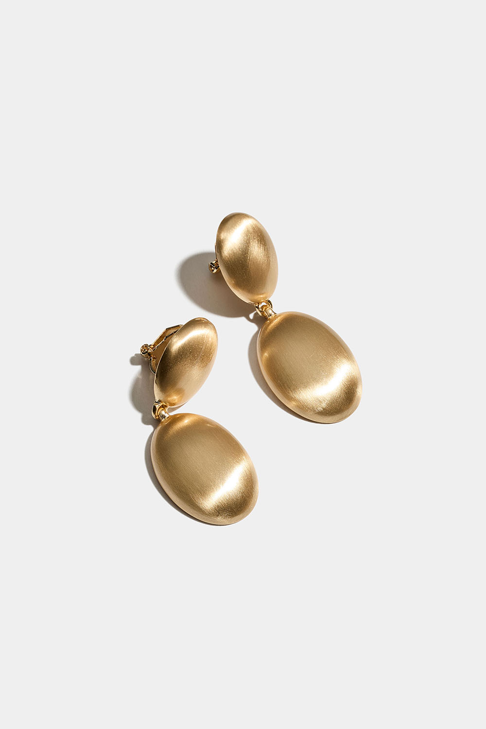 Ovale guldfarvede klipsøreringe med mat børstet design i gruppen Smykker / Øreringe / Clips øreringe hos Glitter (253011322002)