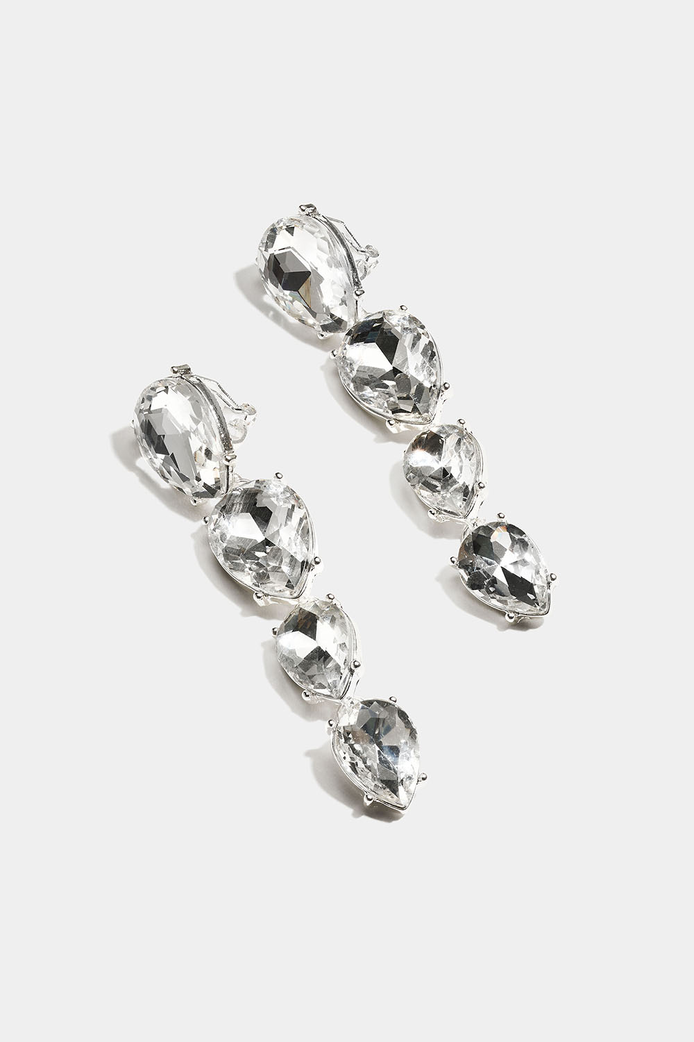 Lange clipsøreringe med dråbeformede glassten i gruppen Smykker / Øreringe / Clips øreringe hos Glitter (253011360201)