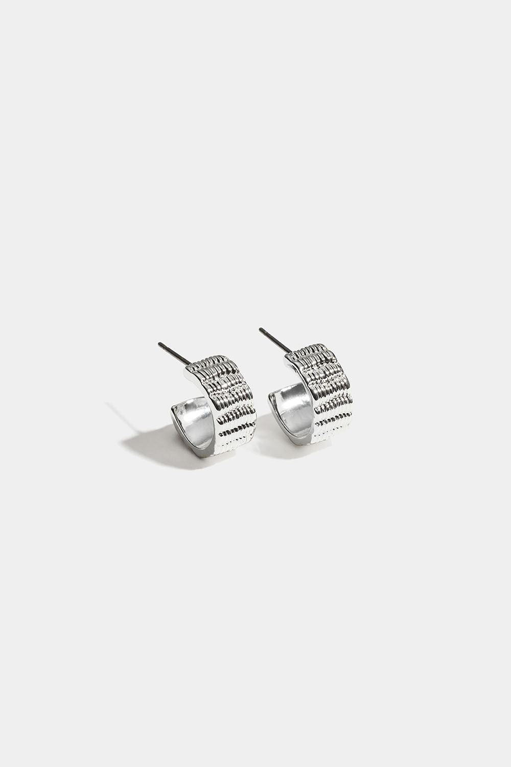 Små brede hoops med riflet design i gruppen Smykker / Øreringe / Hoops hos Glitter (253011581001)