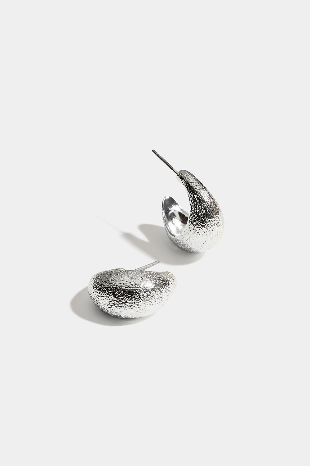 Chunky hoops med hamret design. i gruppen Smykker / Øreringe / Hoops hos Glitter (253011611001)