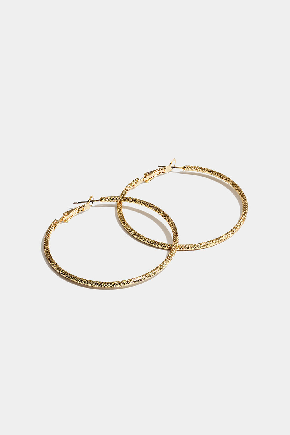 Smalle guldfarvede hoops med en struktureret overflade i gruppen Smykker / Øreringe / Hoops hos Glitter (253011682002)