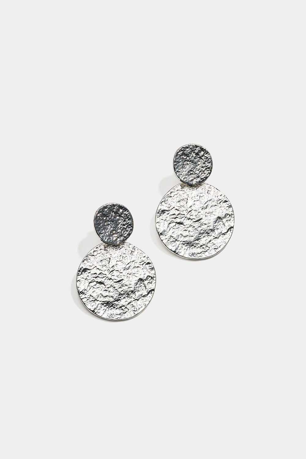 Klipsøreringe med to plader med hamret design i gruppen Smykker / Øreringe / Clips øreringe hos Glitter (253011711001)
