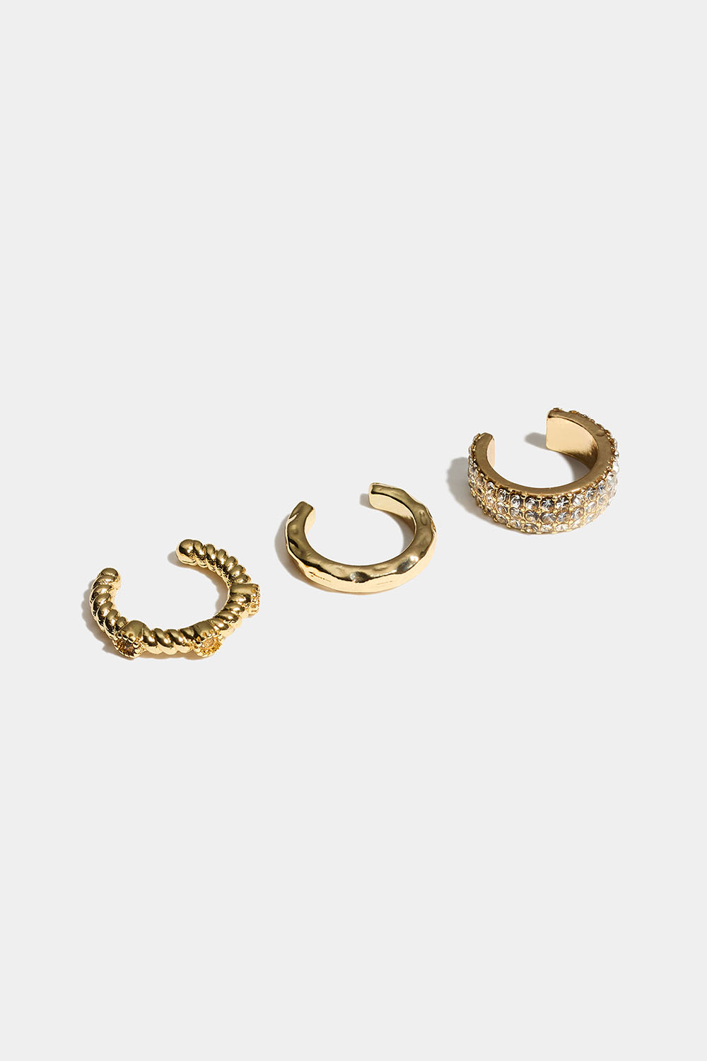 Guldfarvede ear cuffs med struktur og glassten, 3-pak i gruppen Smykker / Øreringe / Ear cuffs hos Glitter (253011792002)