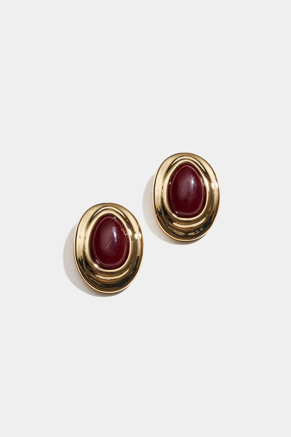 Guldfarvede øreringe med bordeaux resin i gruppen Smykker / Øreringe hos Glitter (253011826302)
