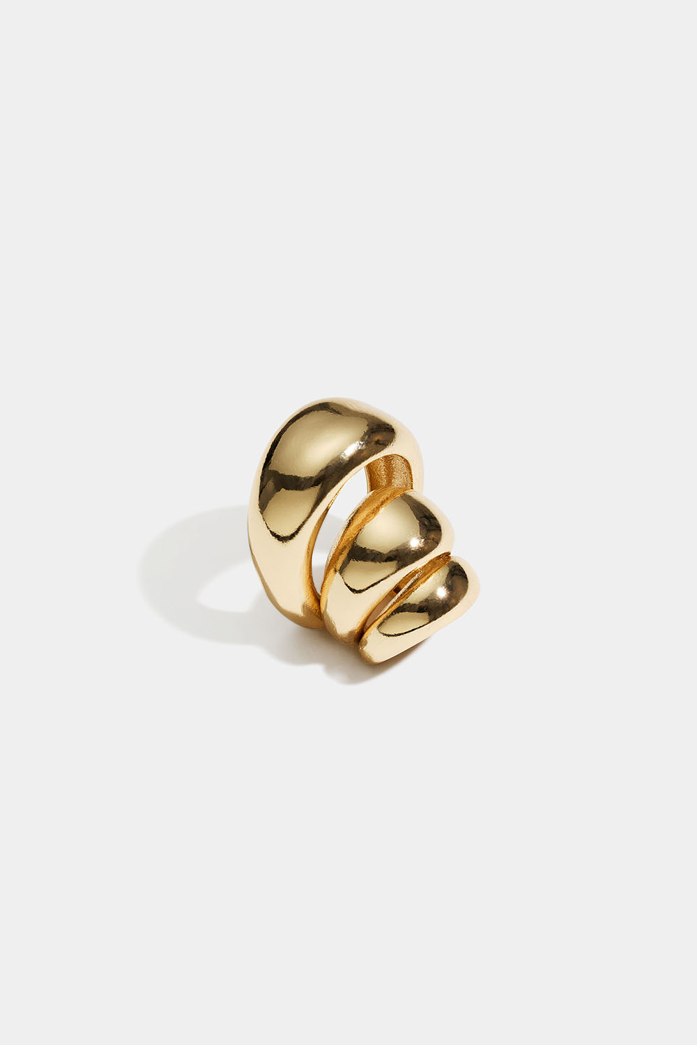 Tredobbelt guldfarvet earcuff med chunky design. i gruppen Smykker / Øreringe / Ear cuffs hos Glitter (253011862002)