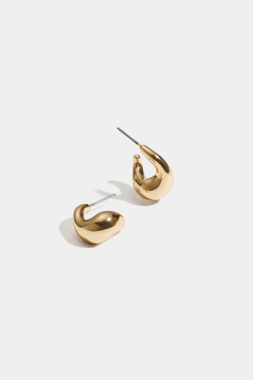 Små, chunky guldfarvede hoops i buet design i gruppen Smykker / Øreringe / Hoops hos Glitter (253011892002)