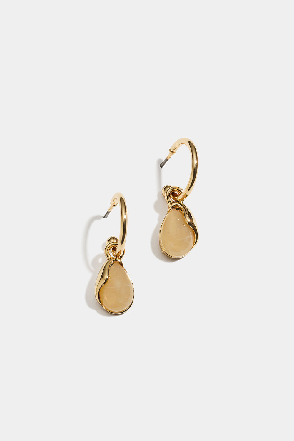 Guldfarvede creoler med beige vedhæng i resin i gruppen Smykker / Øreringe / Hoops / Hoops med vedhæng hos Glitter (253012028300)