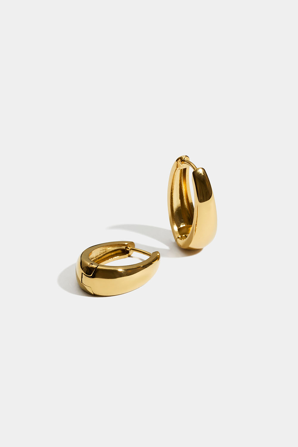 Ovale hoops i stål med 18k guld i gruppen Stainless Steel / 18 kt. guldbelagt stål hos Glitter (253012142000)