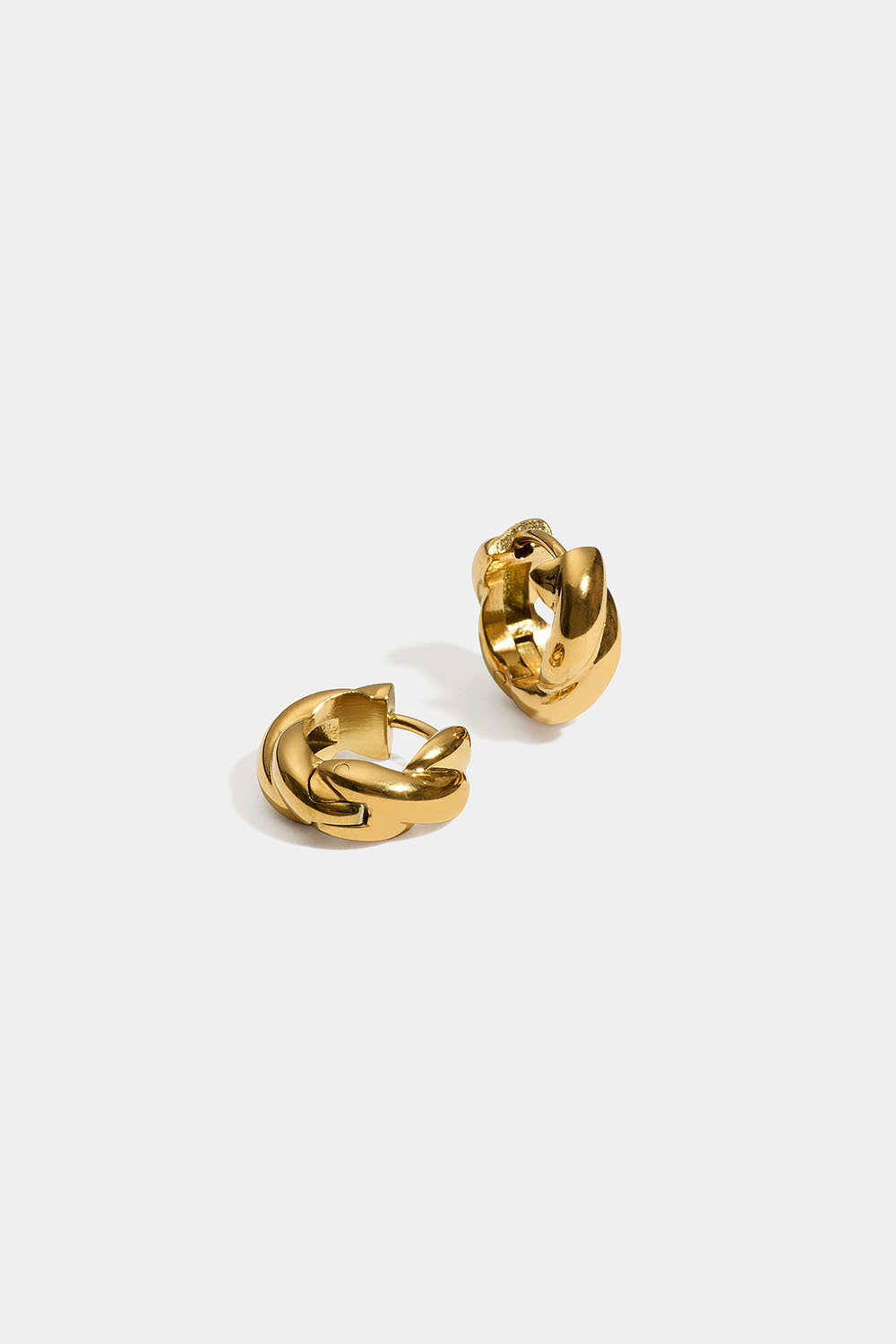 Små snoede hoops i 18 karat forgyldt stål i gruppen Stainless Steel / 18 kt. guldbelagt stål hos Glitter (253012272000)