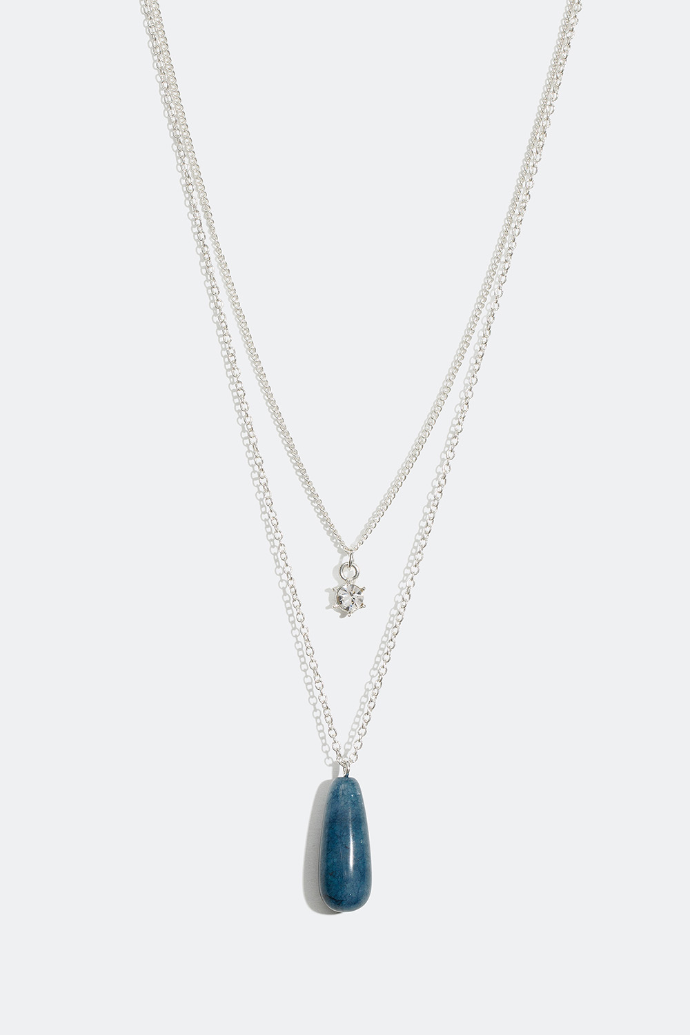 Sølvfarvet dobbelt halskæde med sten i kunstharpiks og glas i gruppen Smykker / Halskæder / Halskæder med vedhæng hos Glitter (25400044)