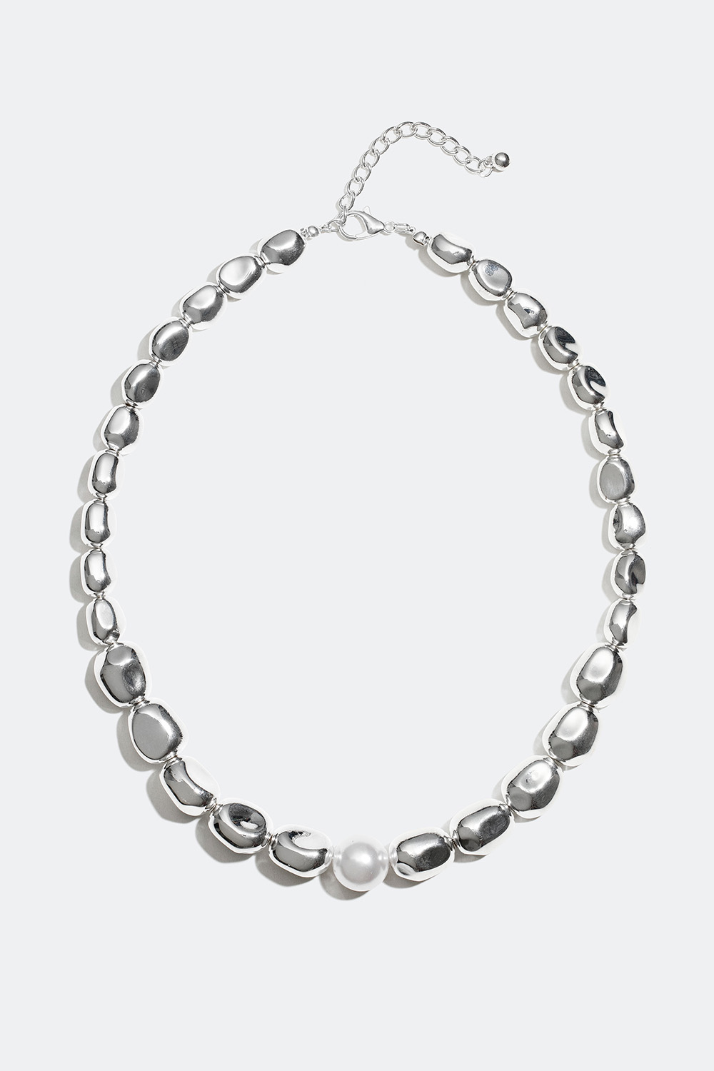 Halskæde med sølvfarvede kugler og perle i gruppen Smykker / Halskæder hos Glitter (254000761000)