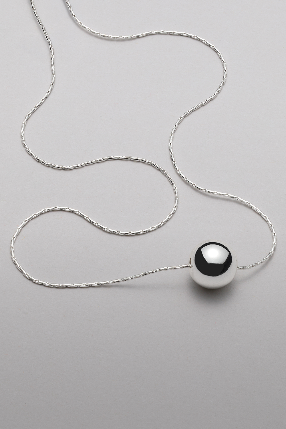 Halskæde med rund kæde og sølvfarvet perle i gruppen Smykker / Halskæder / Halskæder med vedhæng hos Glitter (254002481001)