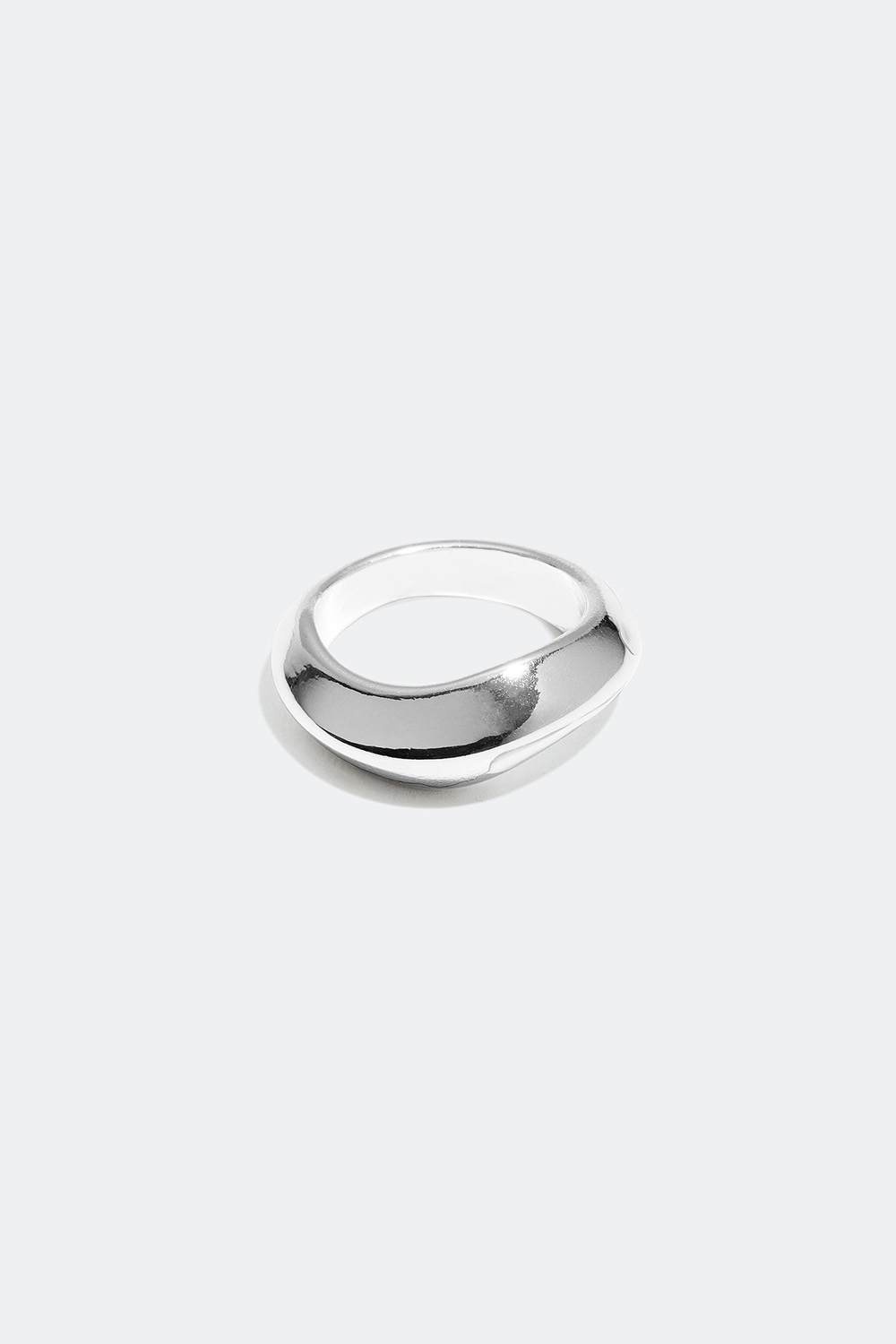Minimalistisk ring med skulpturelt design i gruppen Alle Smykker / Ringe / Brede hos Glitter (25600007)