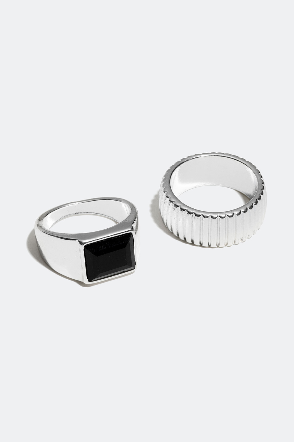 Brede ringe med ribbet design og sorte detaljer, 2-pak i gruppen Smykker / Ringe / Flerpak hos Glitter (256000521)