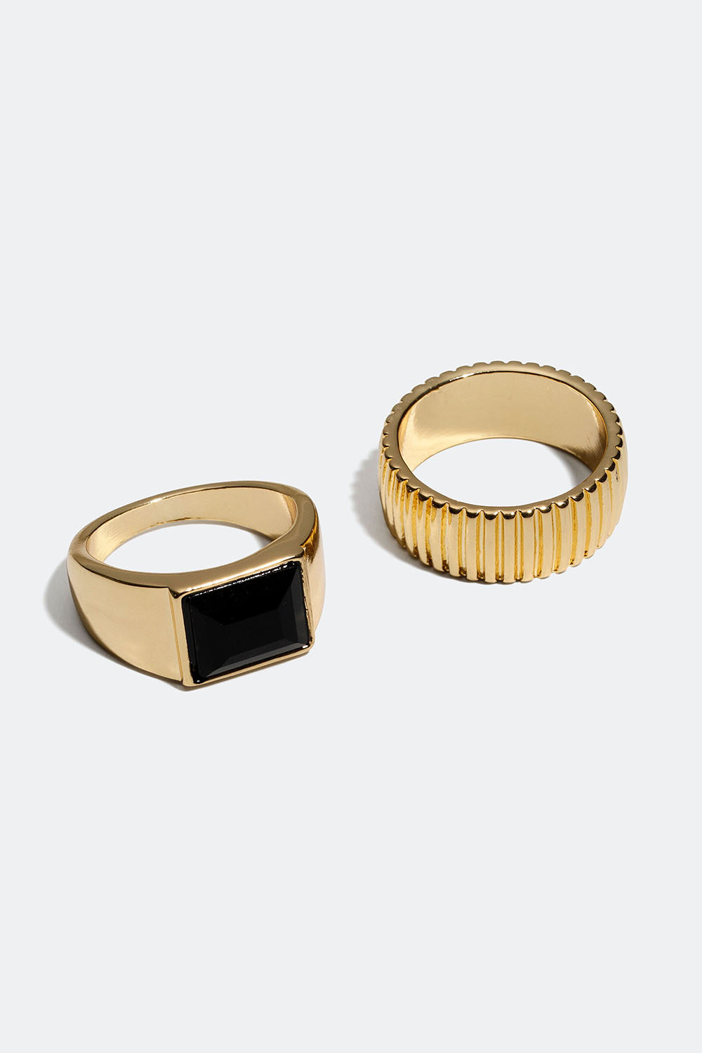 Brede guldfarvede ringe med riflet design og sorte detaljer, 2-pak i gruppen Smykker / Ringe / Flerpak hos Glitter (256000522)